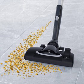 L'aspirateur UltraSilencer Zen aspirant des céréales