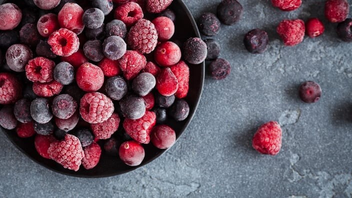 Framboises et myrtilles congelées