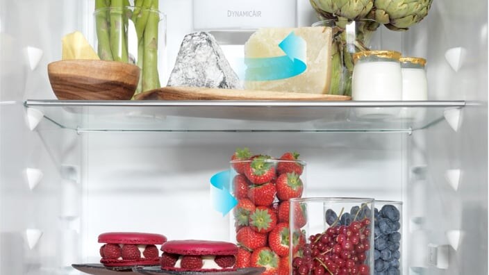 Des petits fruits dans un frigo