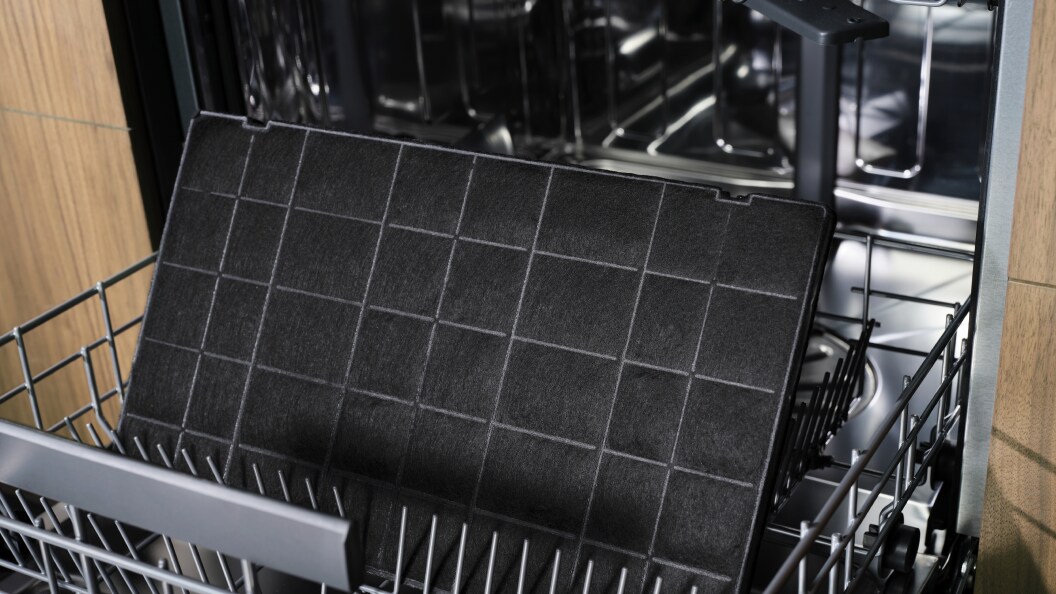 Filtre charbon Electrolux dans un lave-vaisselle.