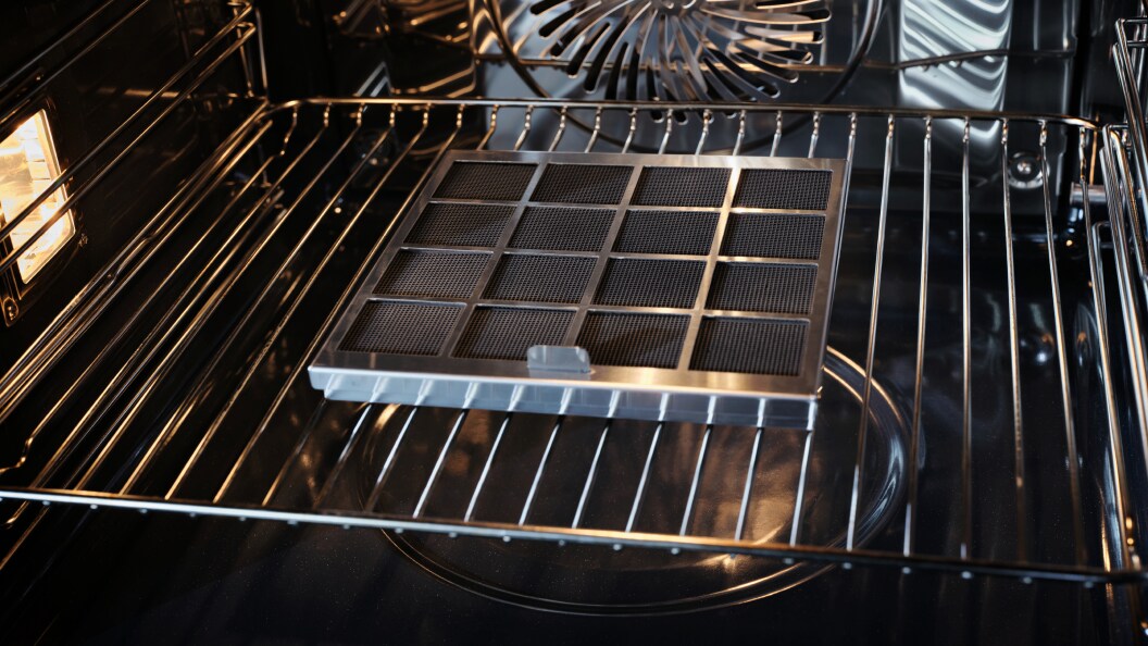 Filtre charbon Electrolux dans un four.