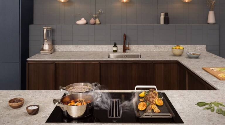 Marmites sur une plaque de cuisson dans une cuisine