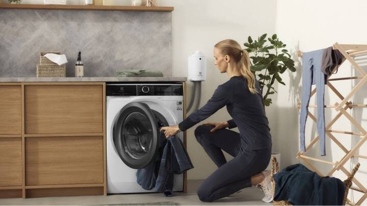 Femme chargeant un lave-linge Electrolux 