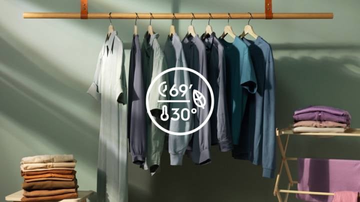 Symbole de lavage à 30 degrés et vêtements en arrière-plan