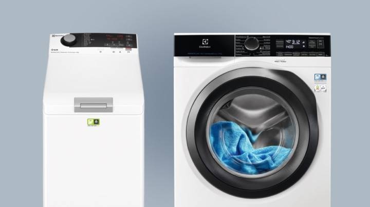 Un lave-linge à chargement frontal à côté d’un lave-linge à chargement par le haut