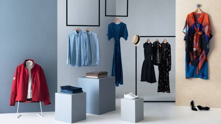 Une garde-robe organisée avec des robes et des vestes