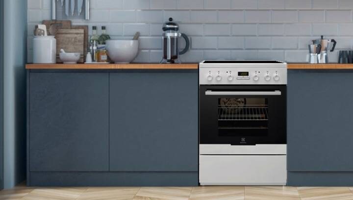 Une cuisinière Electrolux avec four est installée dans un environnement de cuisine élégant.