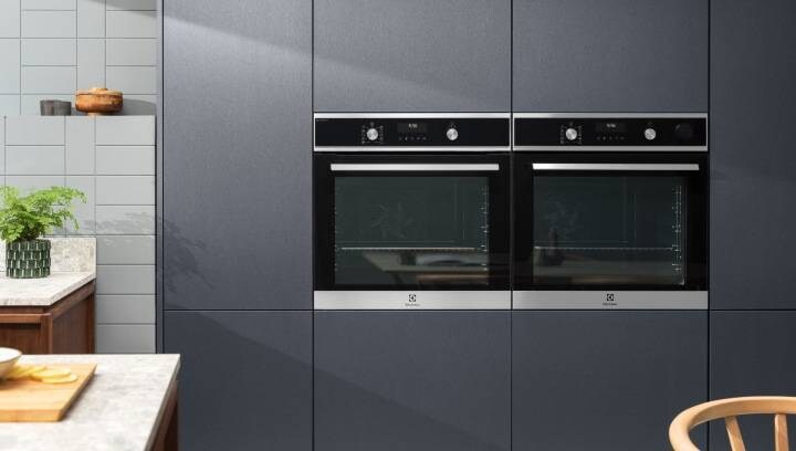 Deux fours Electrolux encastrés dans une cuisine élégante parfaitement intégrés au décor 