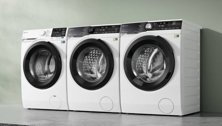 Trois lave-linge Electrolux différents placés les uns à côté des autres