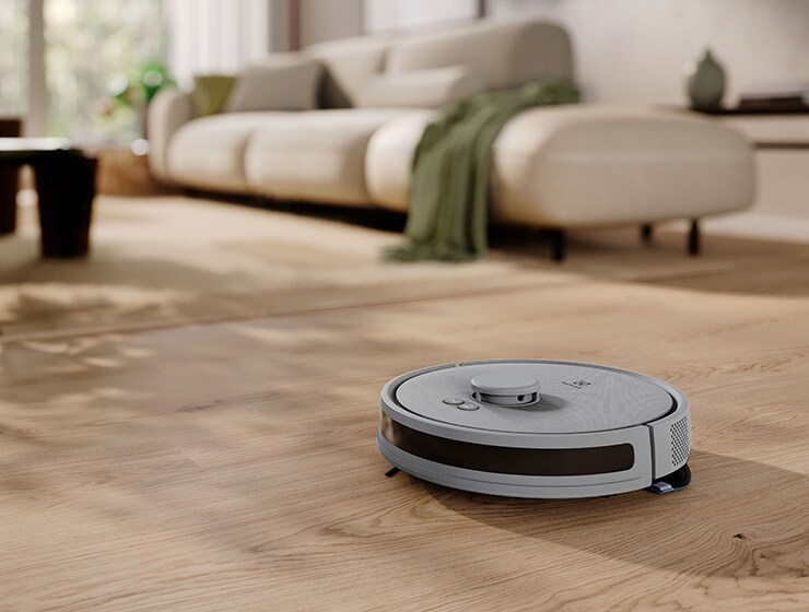 Un aspirateur robot sur le sol.