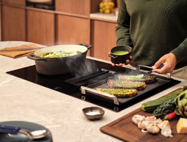 Un homme en train de cuisiner.