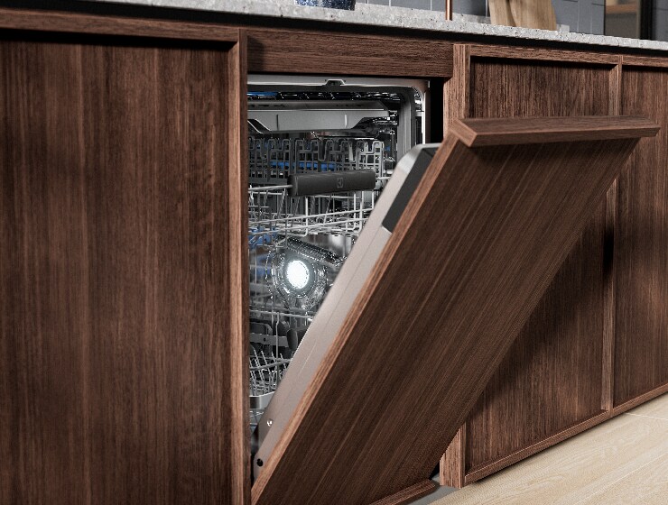 Un lave-vaisselle à moitié ouvert.