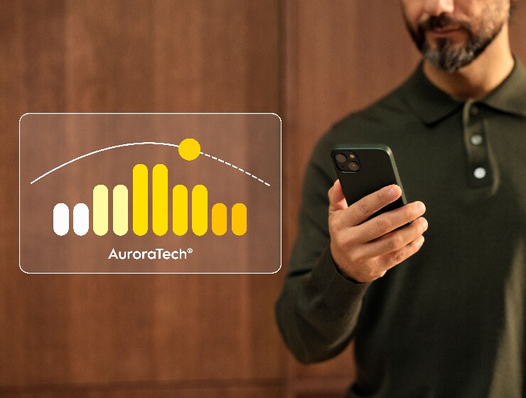 Un homme contrôlant les paramètres de la hotte aspirante avec son téléphone.