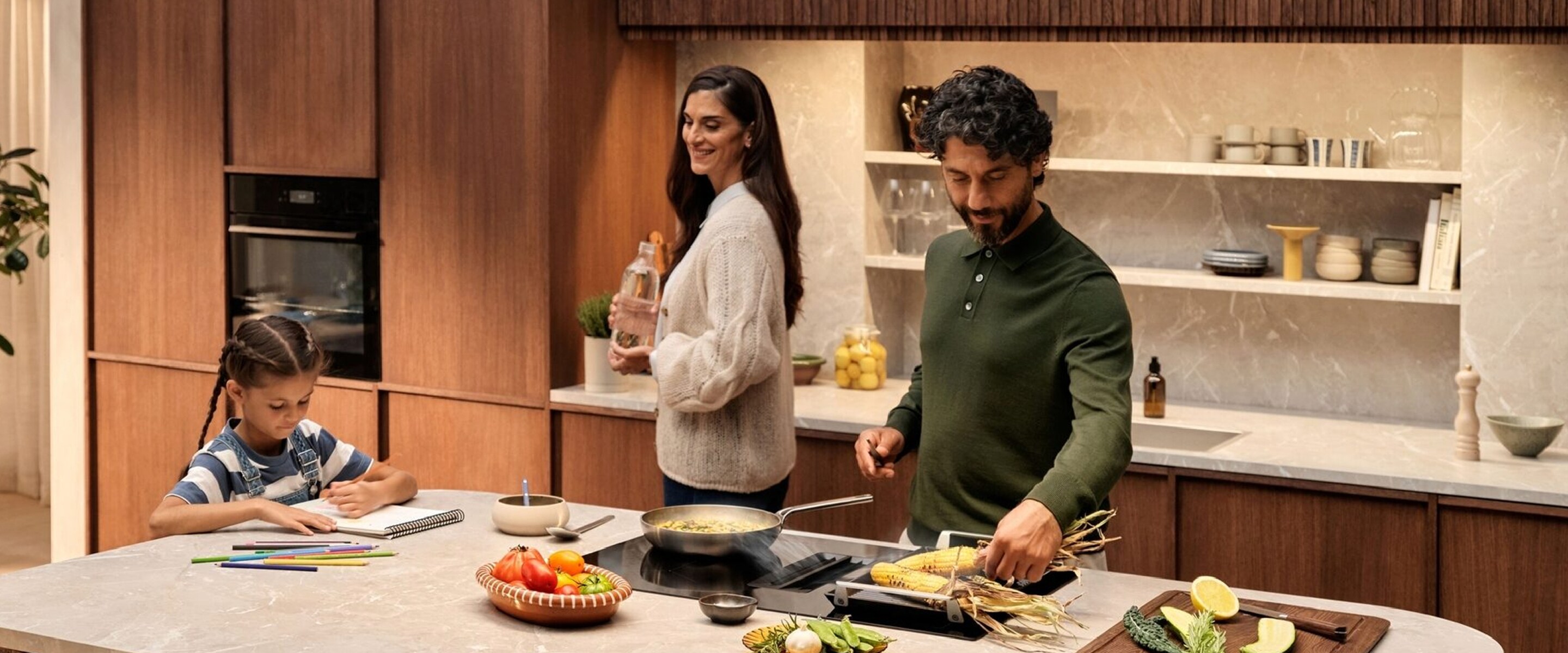 Homme, femme et petite fille dans la cuisine.