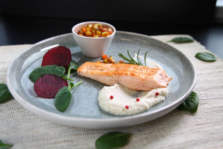 Filet de saumon et sa purée de légumes, cubes de pommes de terre colorées