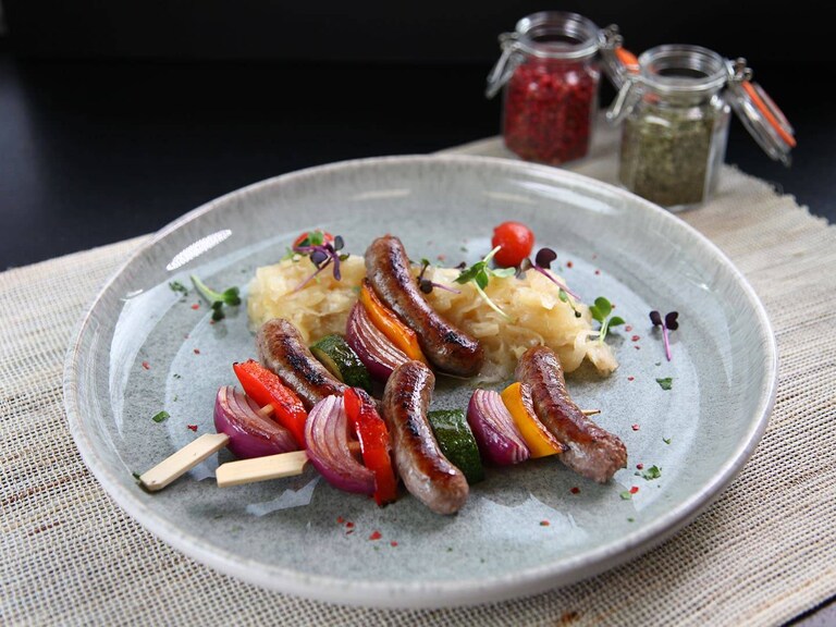 Brochettes de saucisses et sa choucroute à l'ananas